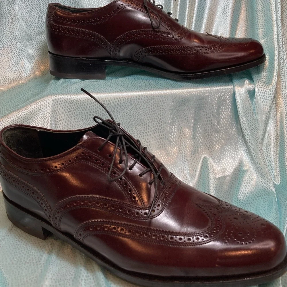 Maroon Florsheim wingtip leather shoes. Size 9D.‎ Box 16